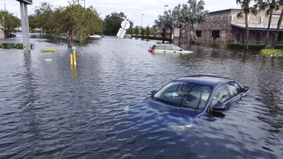 Carros submersos em inundação em Tampa causada pela passagem do furacão Milton pela Flórida em 10 de outubro de 2024.