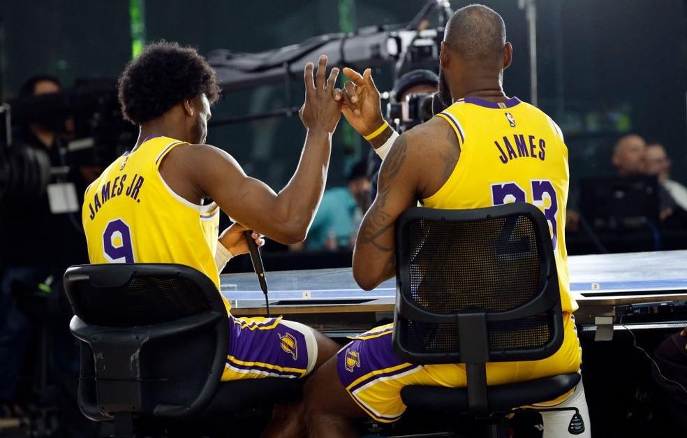 Bronny e LeBron James mostram cumprimento em apresentação dos Lakers