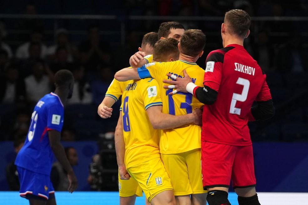 Ucrânia comemora gol contra a França na disputa pelo 3° lugar na Copa do Mundo de Futsal