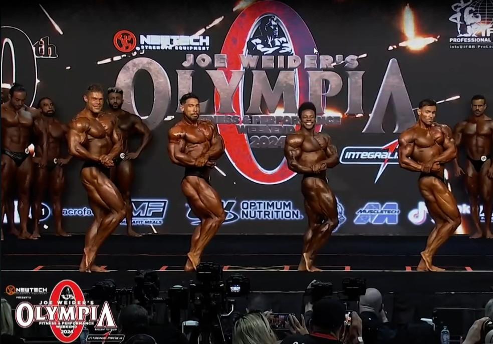 Ramon Dino suando muito em apresentação no segundo pelotão dos confrontos de comparação nas prévias da Classic Physique do Mr. Olympia 2024