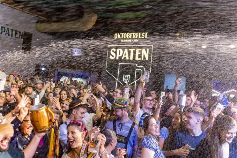 Funk e Axé agitam o Camarote Spaten na Oktoberfest Blumenau 2024