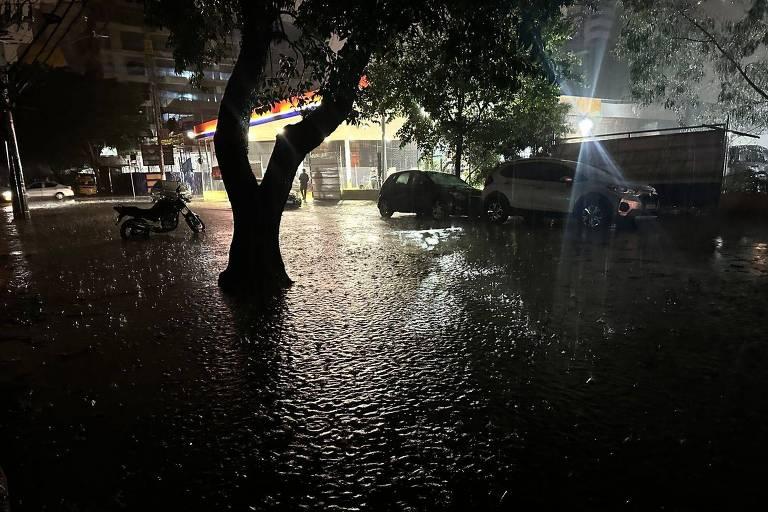 Chuva e apagão no bairro de Pinheiros