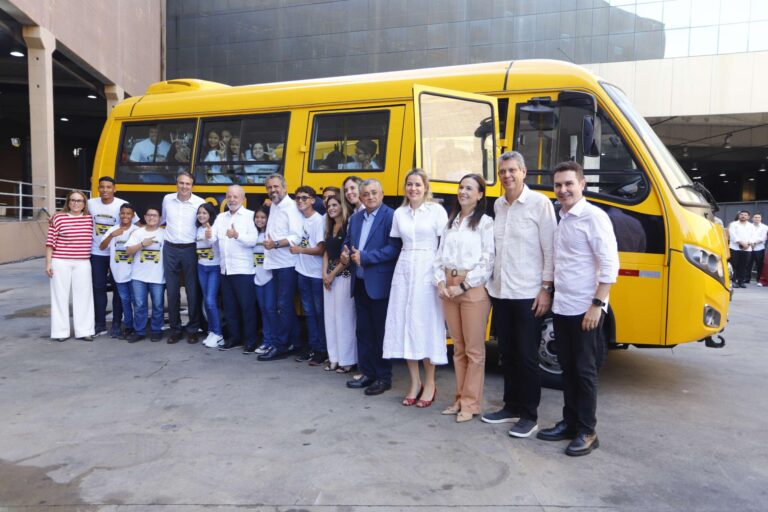 Governo do Ceará entrega novos ônibus escolares e Lula critica adversários eleitorais