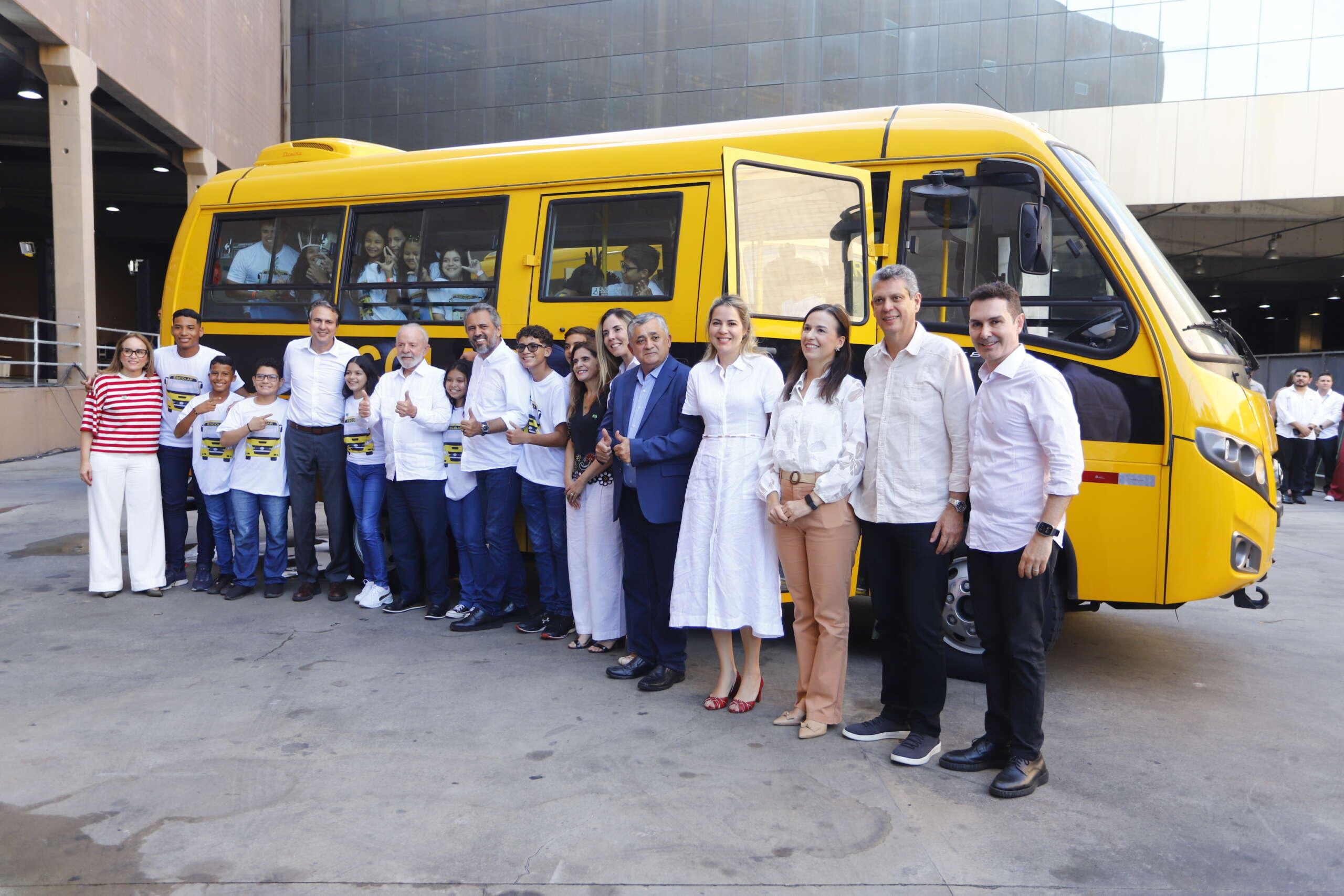 Entrega de ônibus escolares pelo governo do Ceará