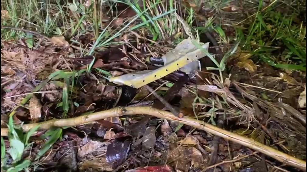 Destroços de avião de pequeno porte que caiu em Santa Branca, SP