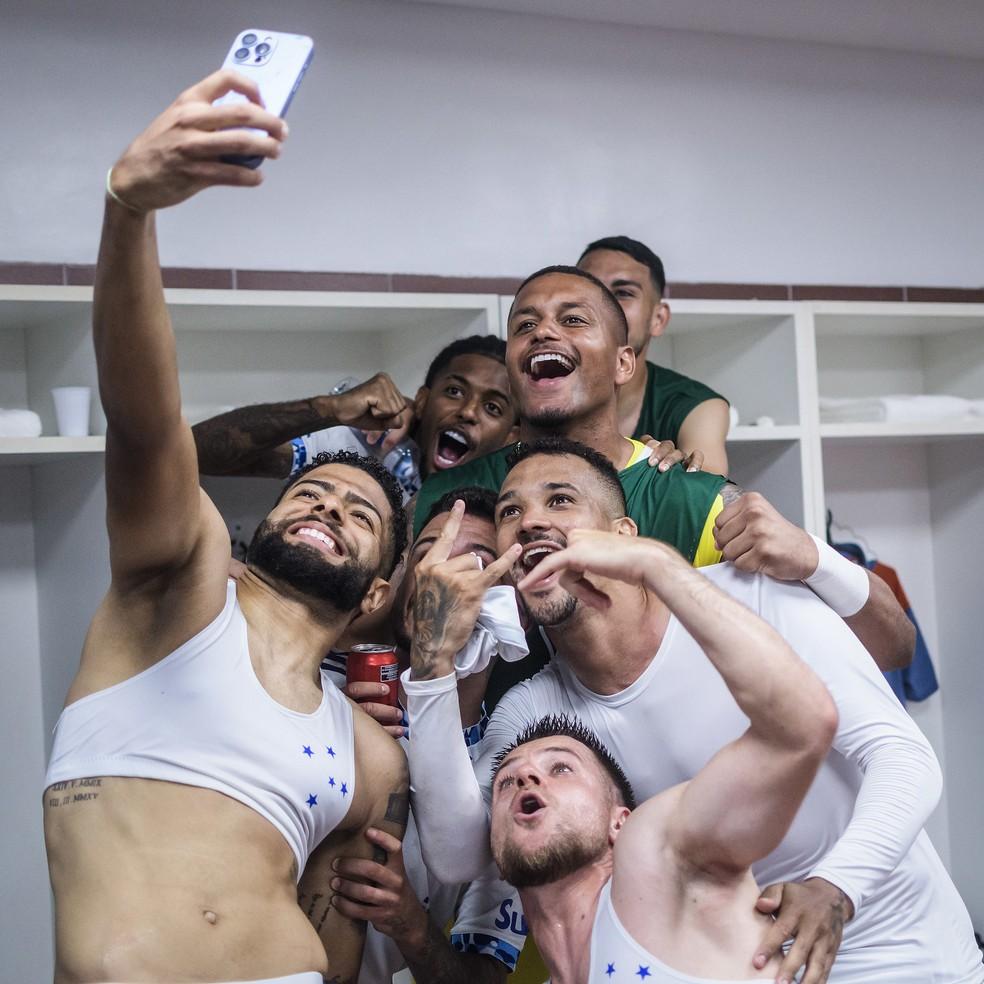 Jogadores celebram classificação no vestiário — Foto: Gustavo Aleixo/ Cruzeiro.