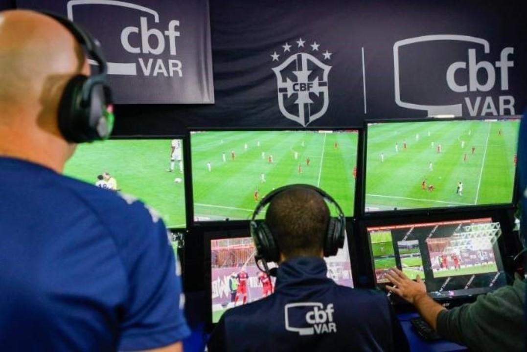 Momento do VAR na partida