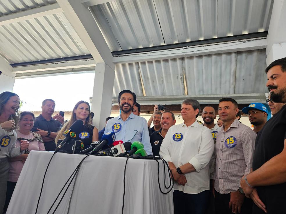 Ricardo Nunes fala com a imprensa após votar na Zona Sul de São Paulo.