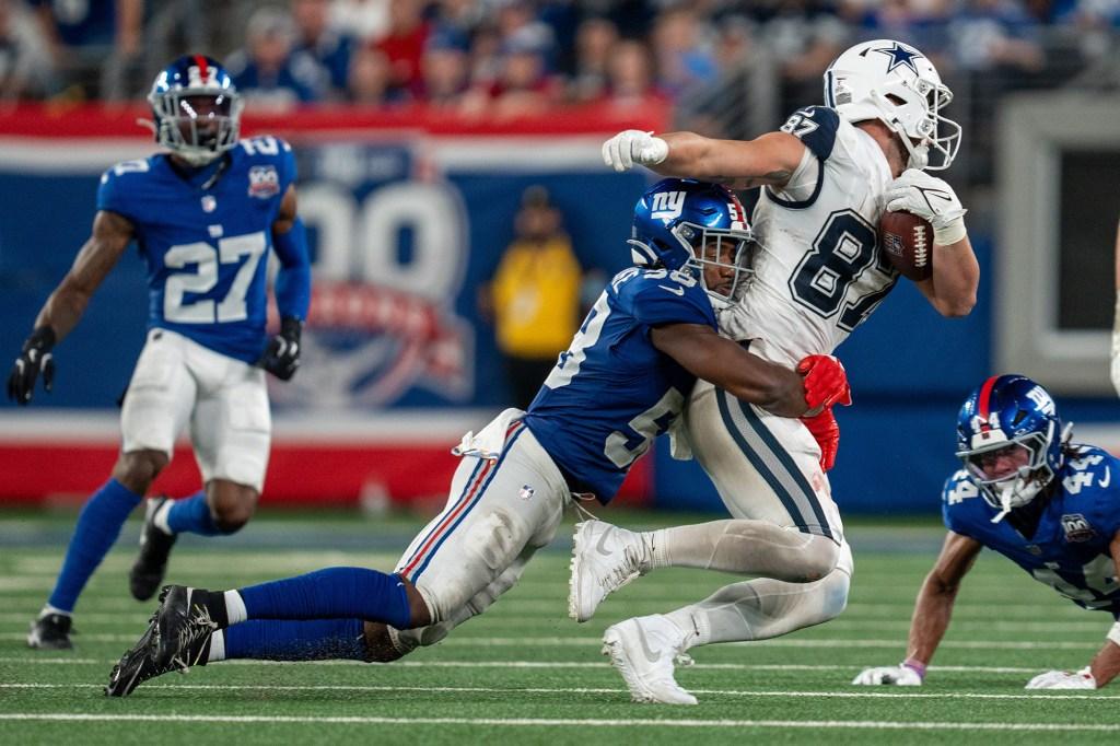 Bobby Okereke tenta fazer um tackle durante o jogo dos Giants contra os Cowboys