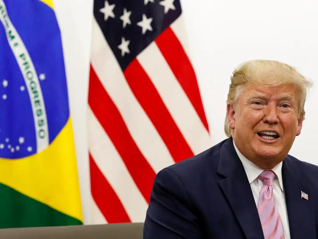 Retrato de Donald J. Trump com bandeiras dos EUA e Brasil