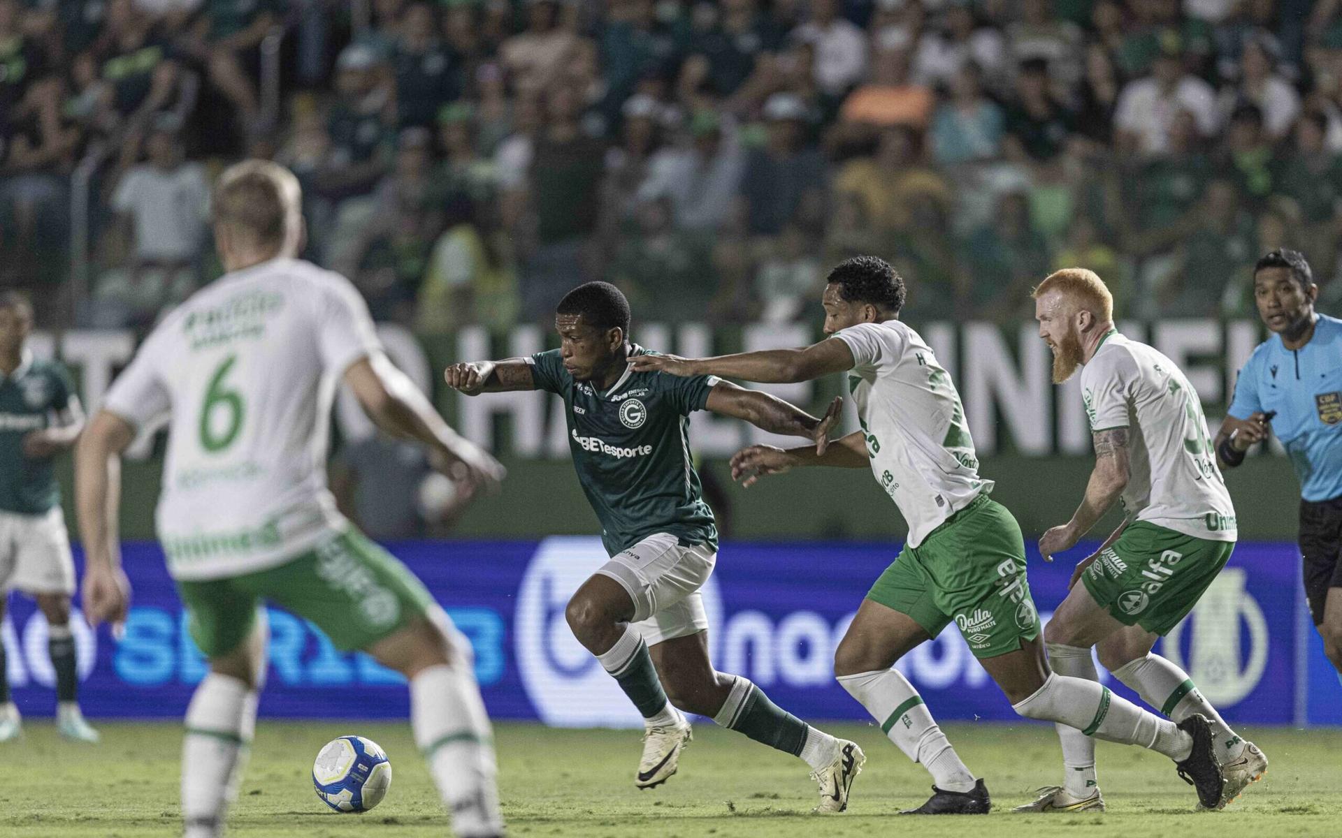 Chapecoense e Goiás se enfrentam na Arena Condá