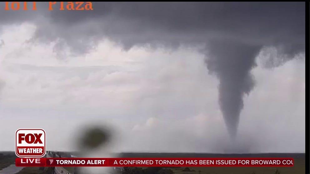 Cenário de Fort Myers com danos de tornado e chuva forte