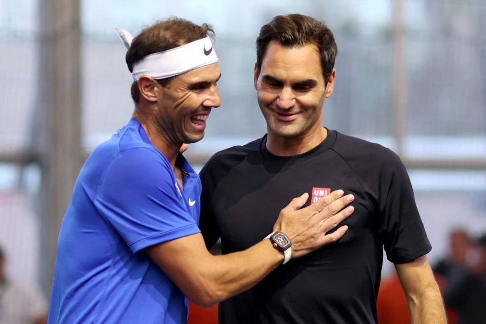 Federer, ao lado de Nadal, em sua despedida das quadras, na Laver Cup