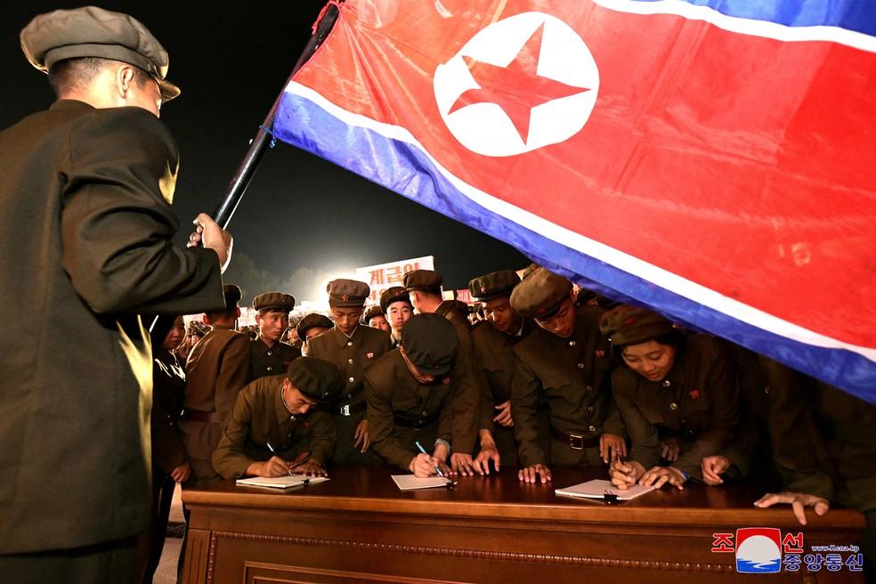 Jovens se alistando no exército da Coreia do Norte