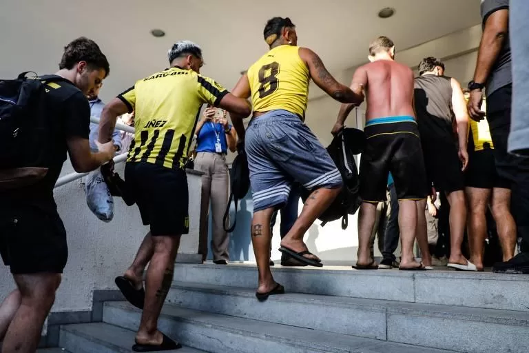 Conflitos e Polêmicas: Torcedores do Peñarol Envolvidos em Confrontos no Rio de Janeiro