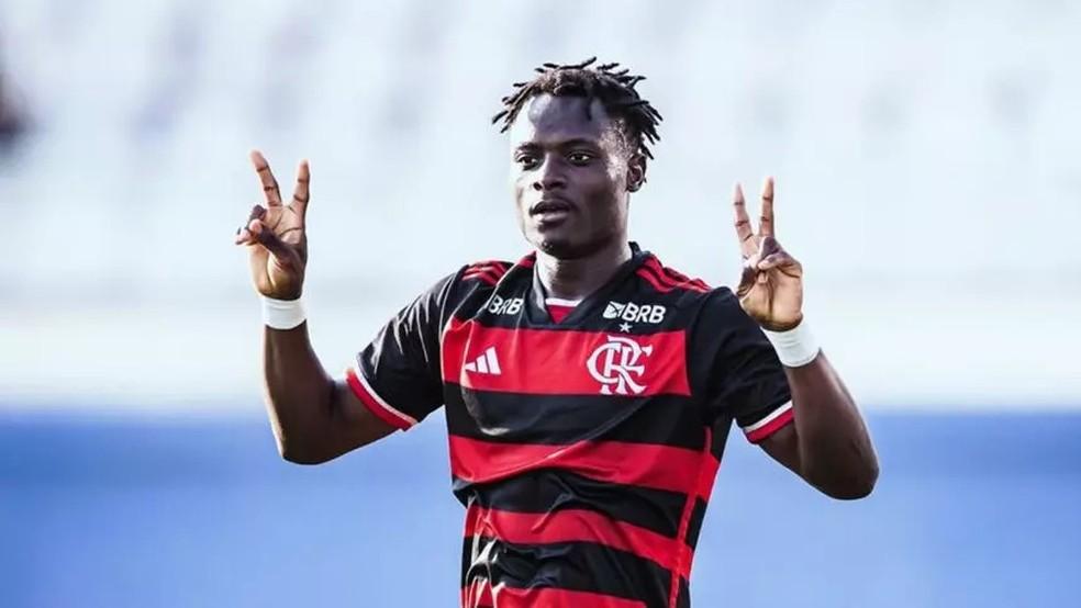 Shola comemora um gol pelo Flamengo no sub-20