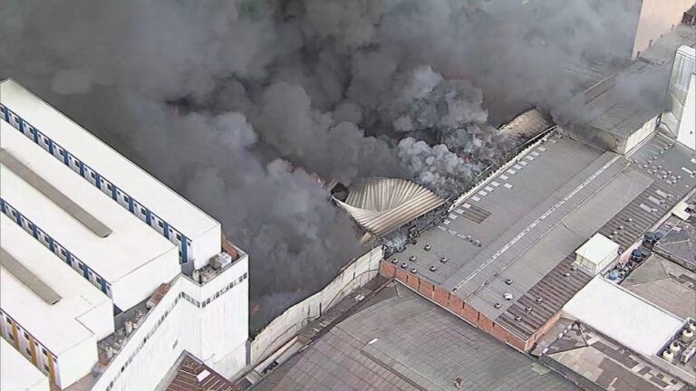 Incêndio no Shopping 25 de Março: Bombeiros em Ação na Manhã de Quarta-feira em SP