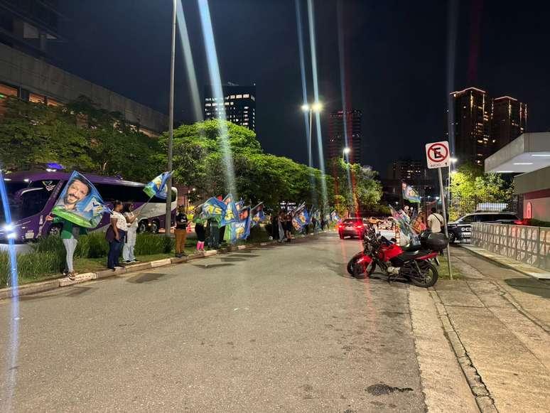 Apoiadores de Nunes reunidos em frente à sede da TV Globo