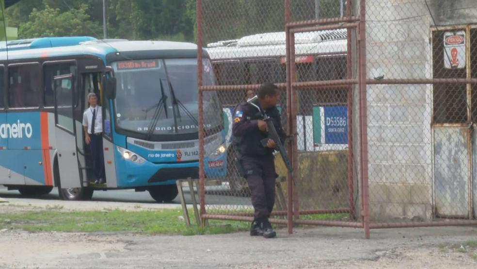 Policial militar se esconde em uma pilastra da Avenida Brasil na altura da Cidade Alta