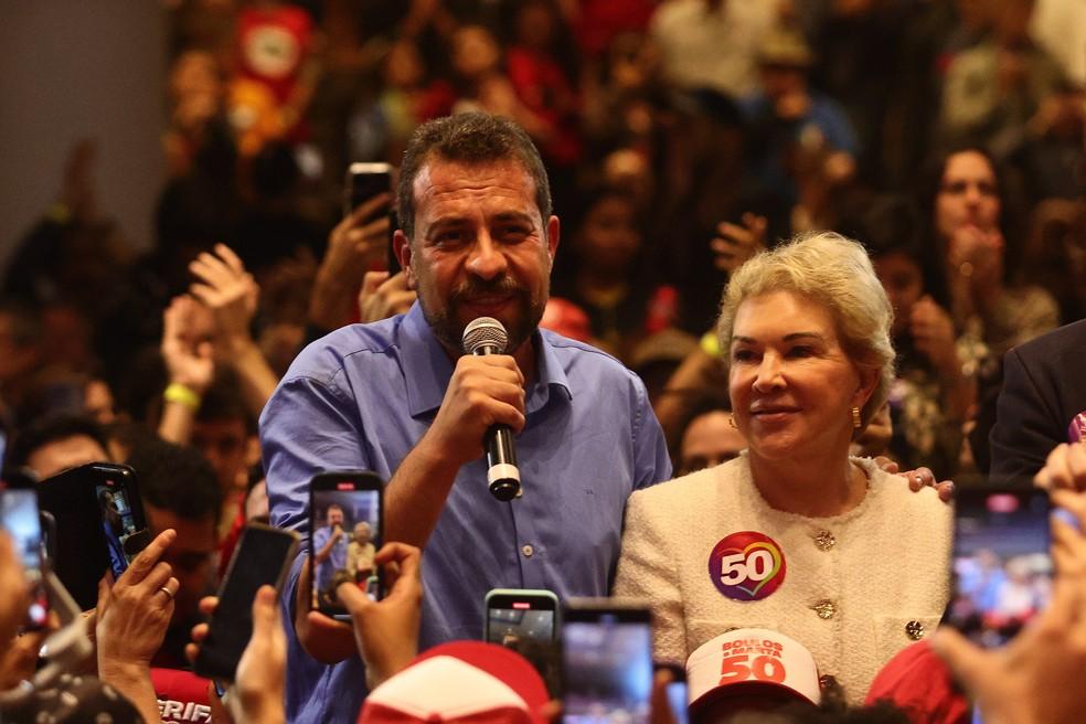 Guilherme Boulos discursa ao lado de Marta Suplicy após a derrota.