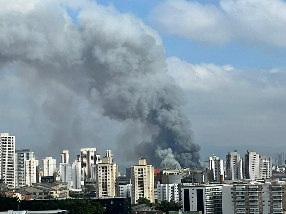 Vista da Mooca mostra o incêndio