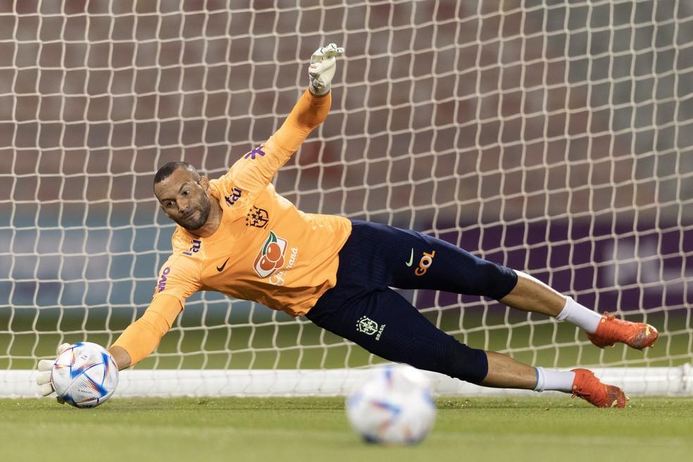 Weverton durante treino da seleção brasileira na Copa do Mundo de 2022