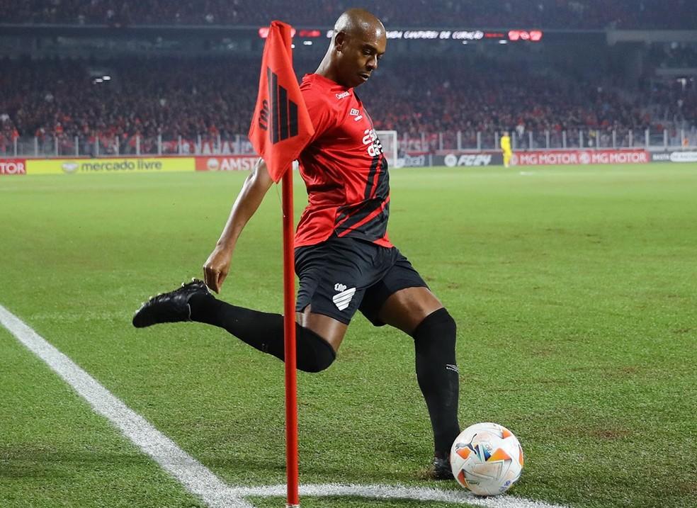 Fernandinho cobrando escanteio em partida do Athletico