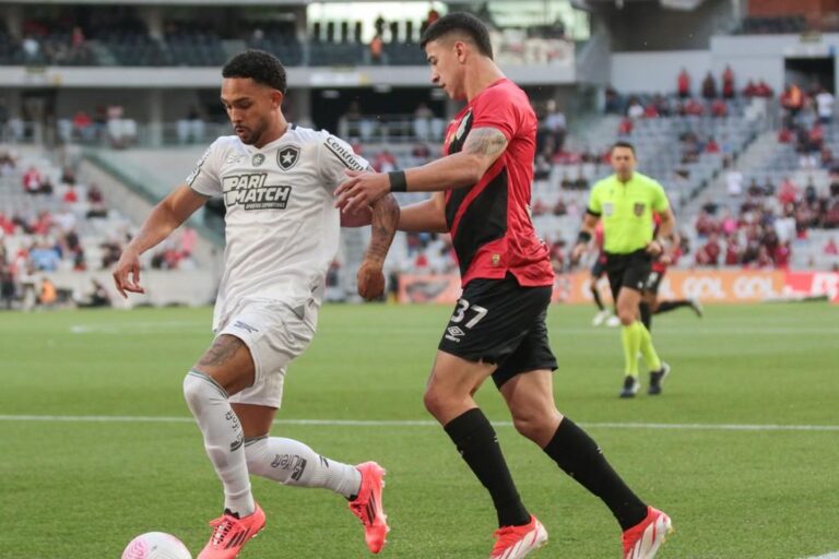 Botafogo vence Athletico-PR e amplia liderança no Brasileirão