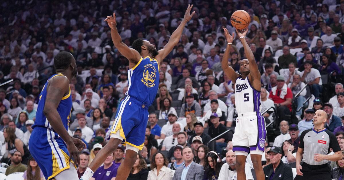 Momentos de tensão entre os jogadores durante uma partida de basquete.