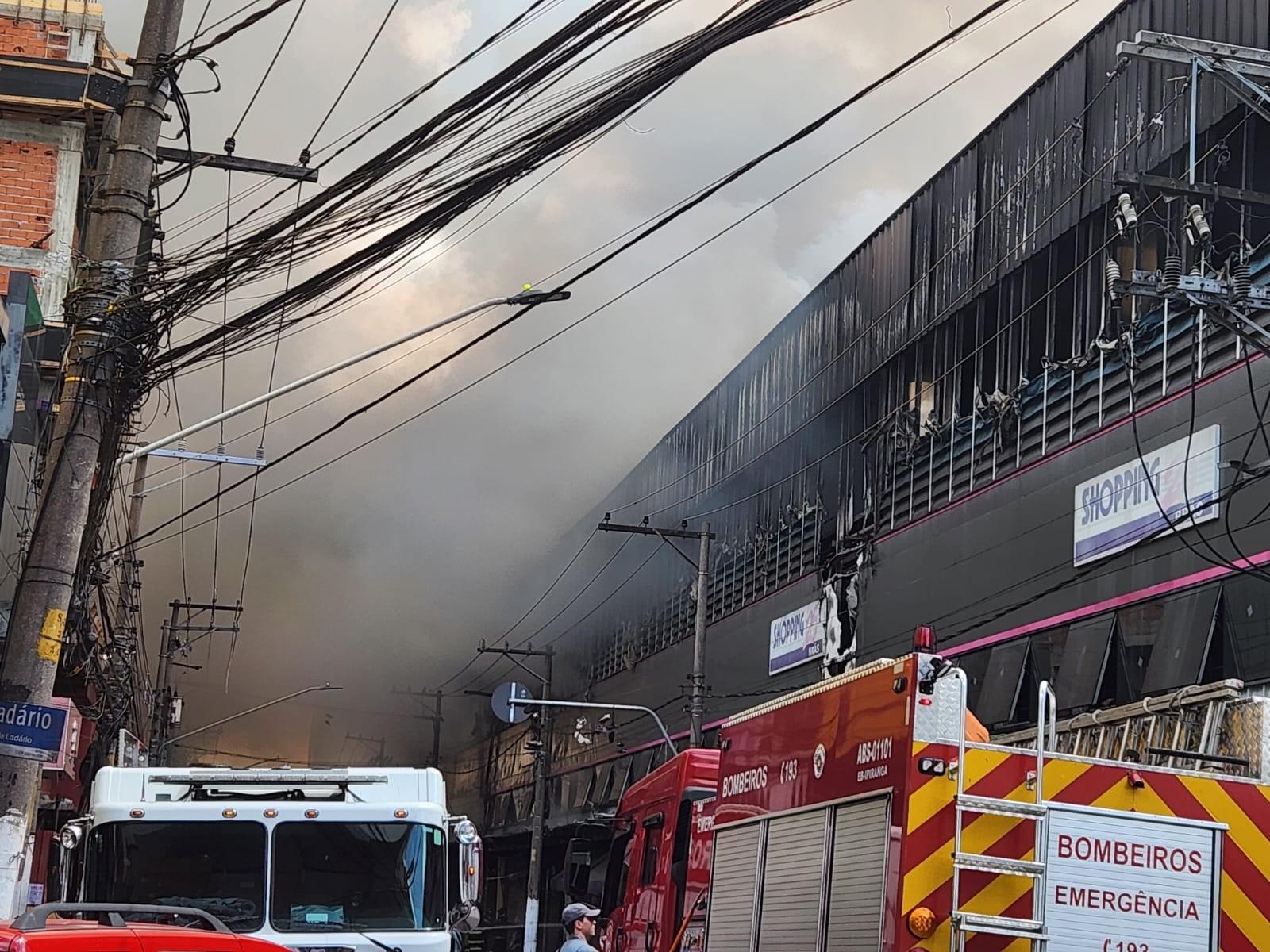 Bombeiros interditam rua onde shopping se incendiou no Brás, no centro de São Paulo