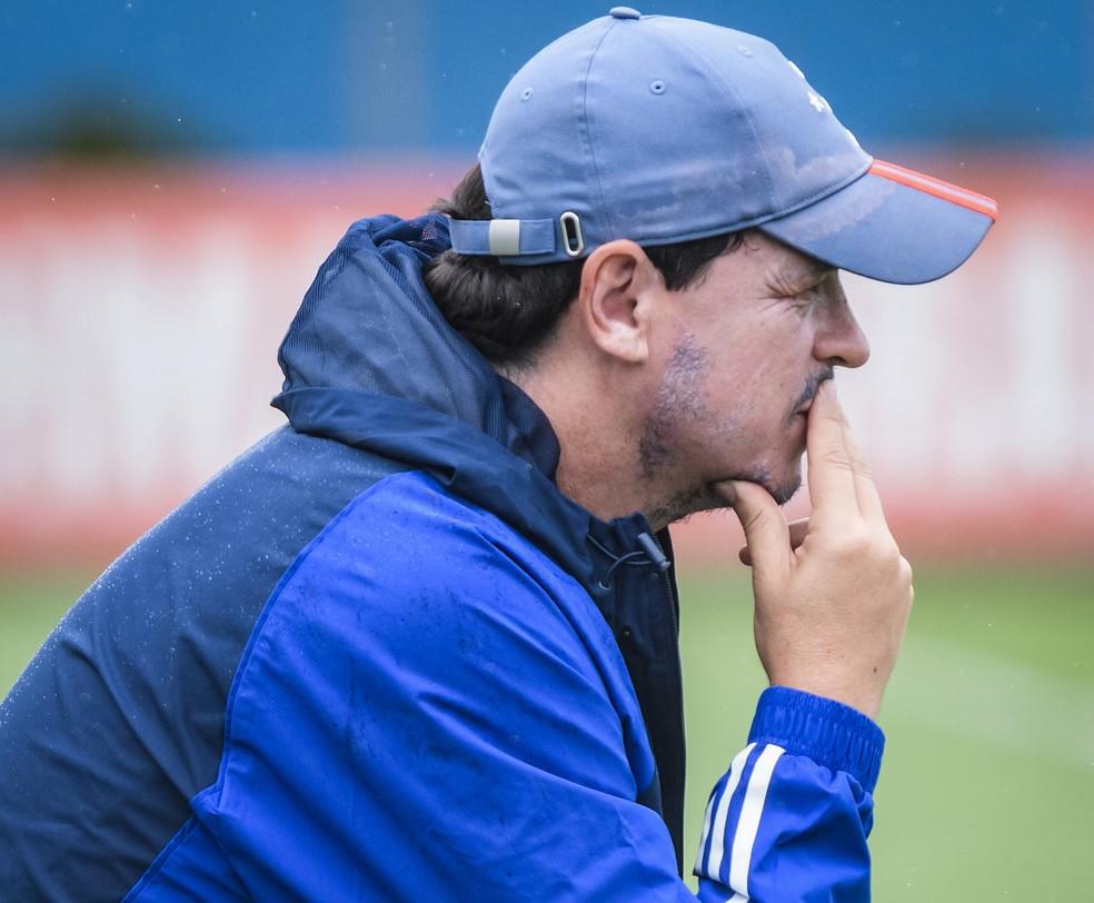 Fernando Diniz, técnico do Cruzeiro, durante coletiva