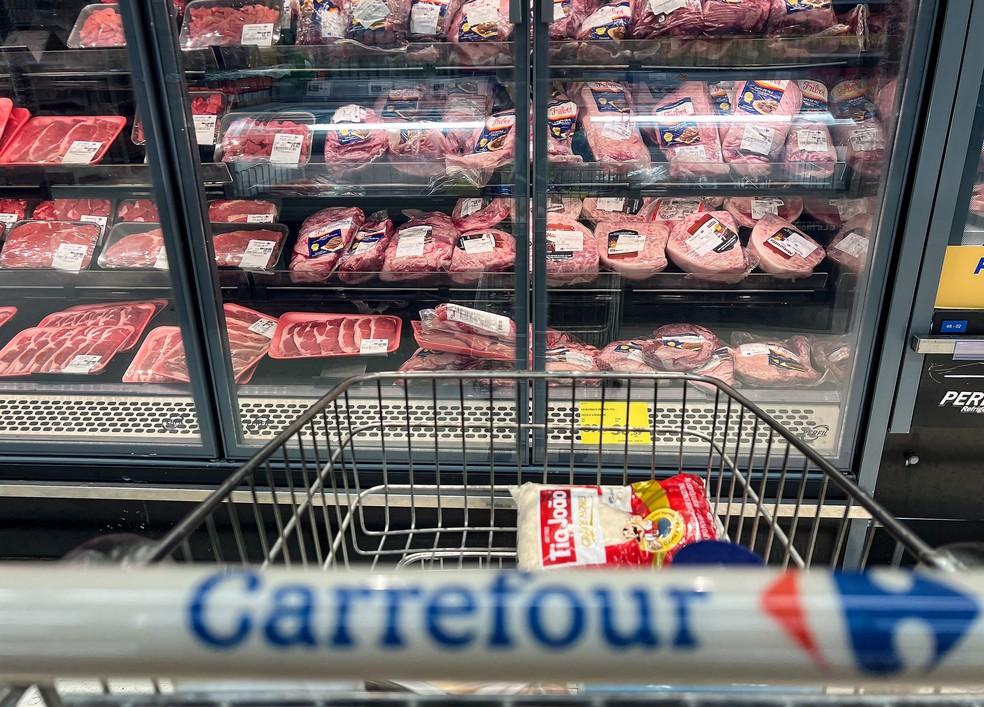 Vitrine com carnes brasileiras em loja do Carrefour