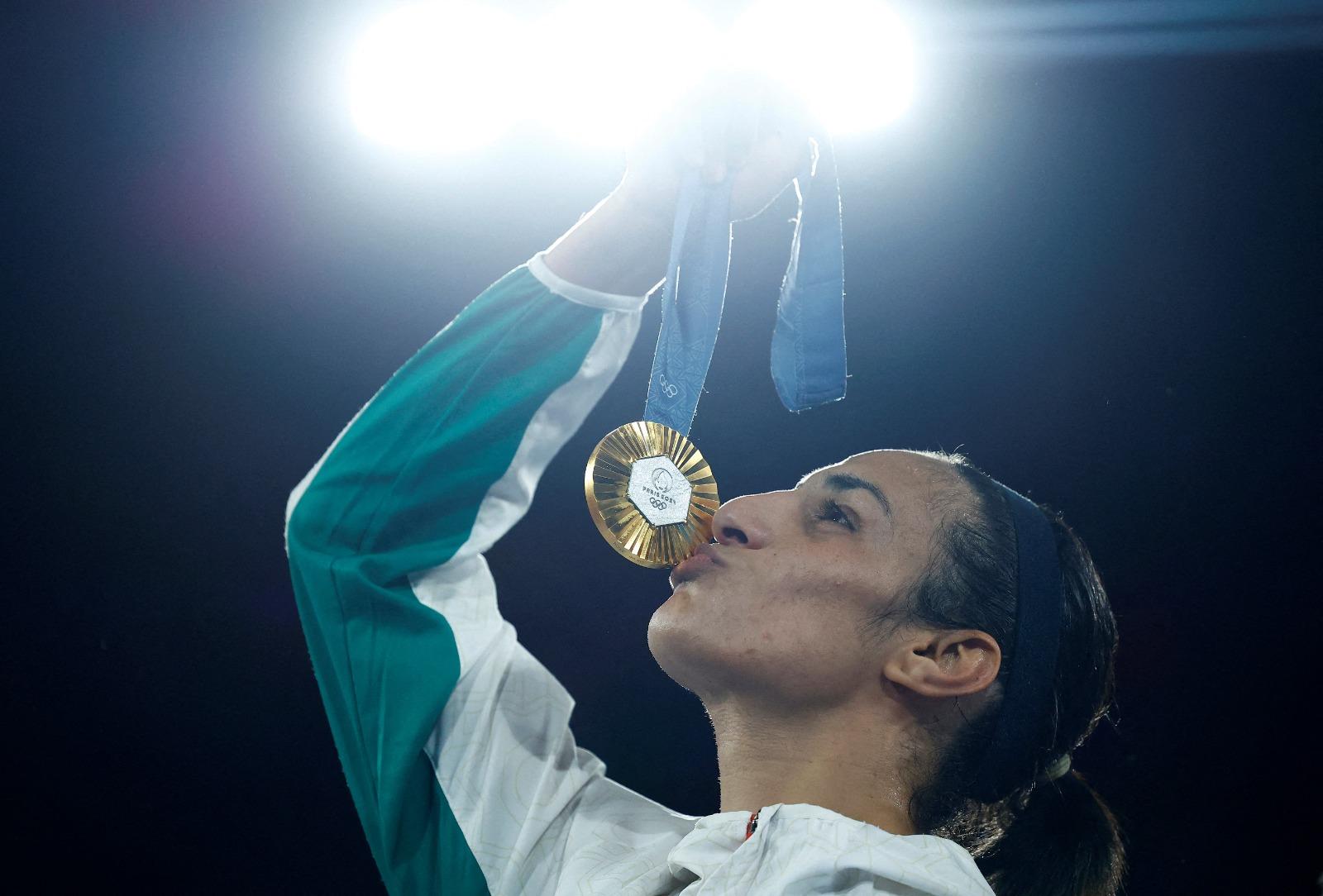 Medalhista de ouro na Olimpíada de Paris, Imane Khelif da Argélia, beija sua medalha - mulheres no esporte