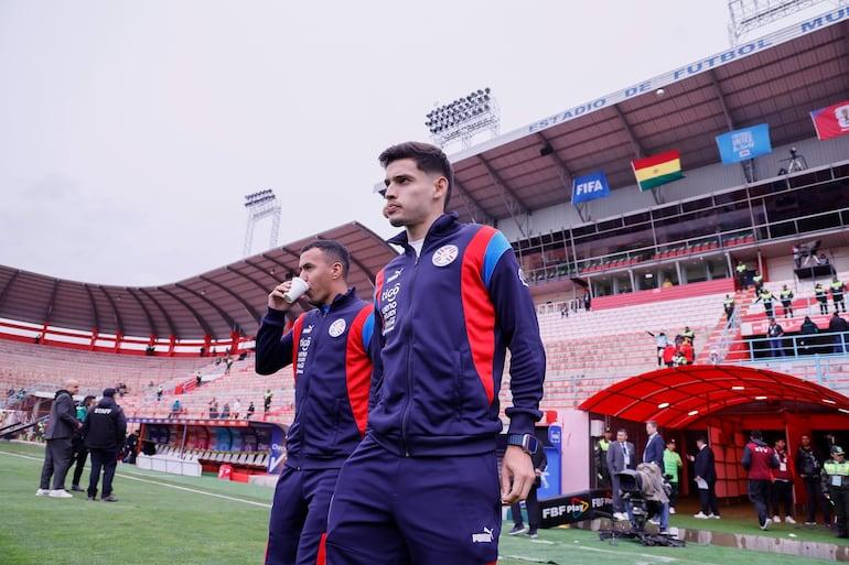 Jogadores do Paraguai reconhecendo o campo do Estádio Municipal de El Alto.