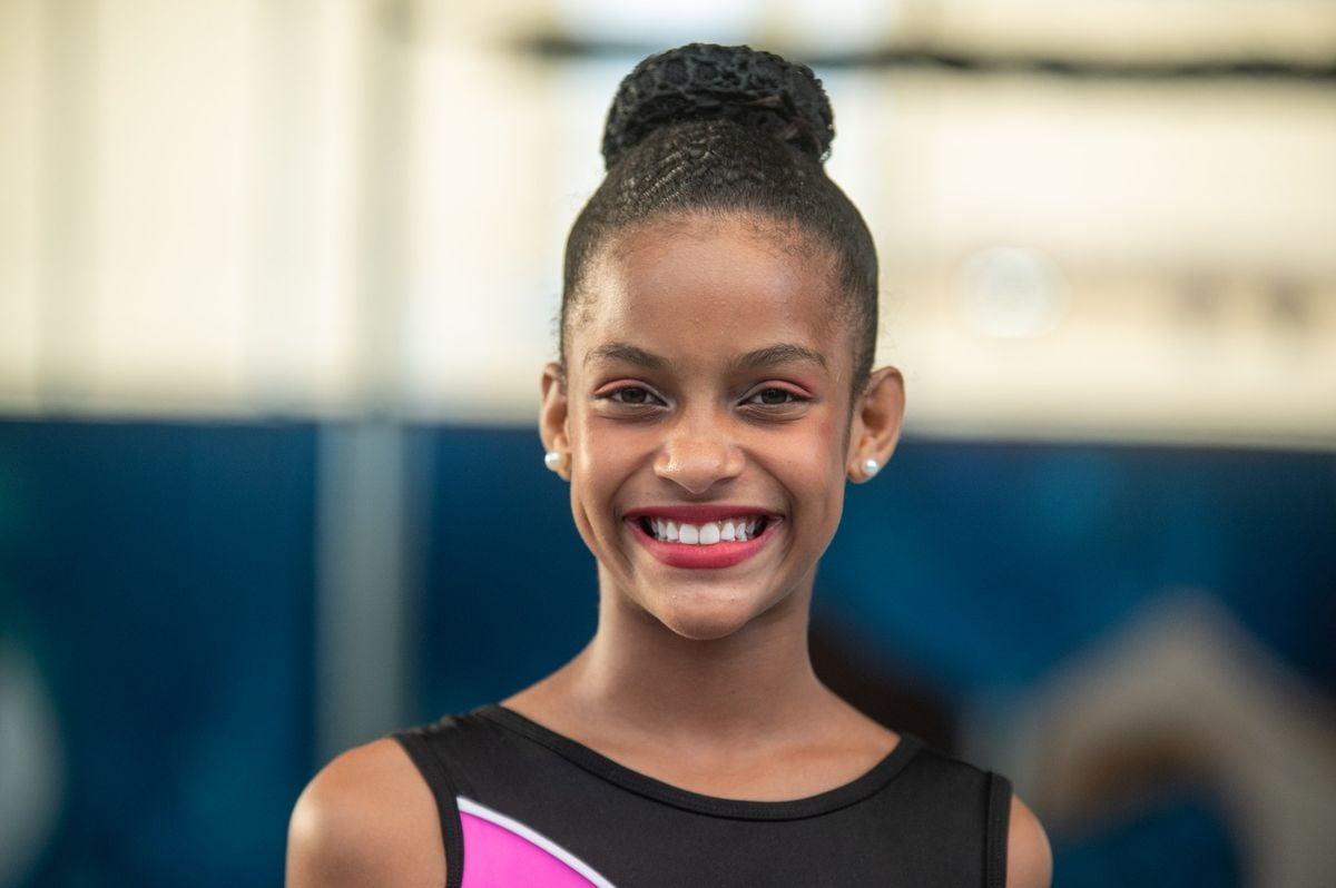 Maria Clara Gomes, atleta de ginástica aeróbica, exibe sua medalha de ouro conquistada no Pan-Americano