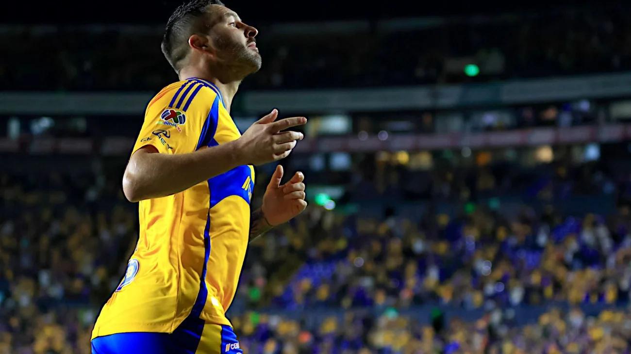 André-Pierre Gignac comemorando gol histórico