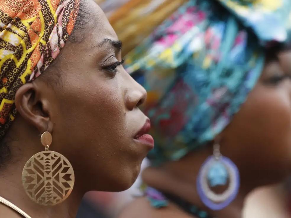 Mulheres com turbantes em evento de comemoração ao Dia da Consciência Negra, no Rio de Janeiro.