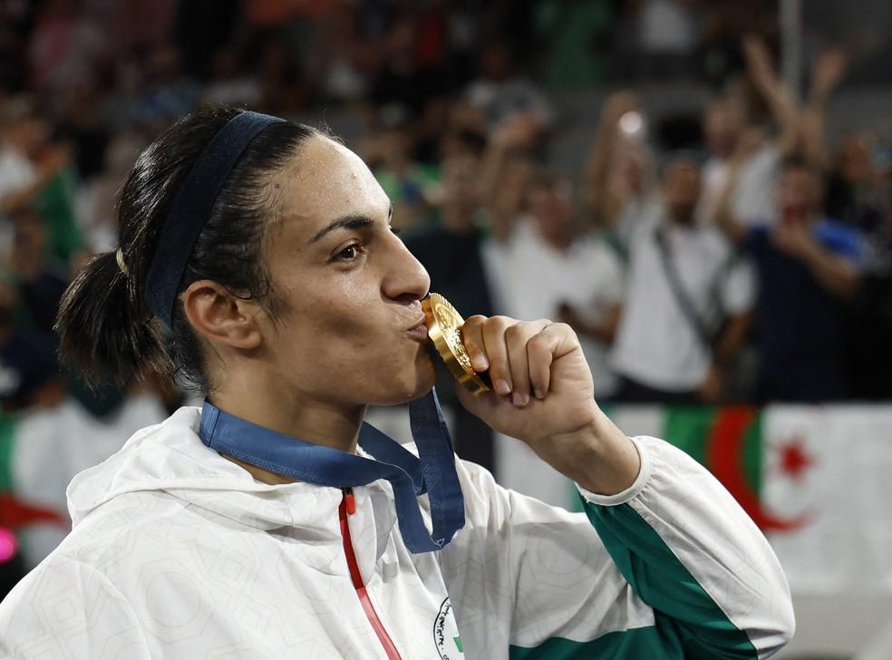 Imane Khelif comemora medalha de ouro nas Olimpíadas de Paris