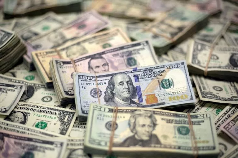 Dólar chega a R$ 5,85, impactado por incertezas fiscais e eleições nos EUA