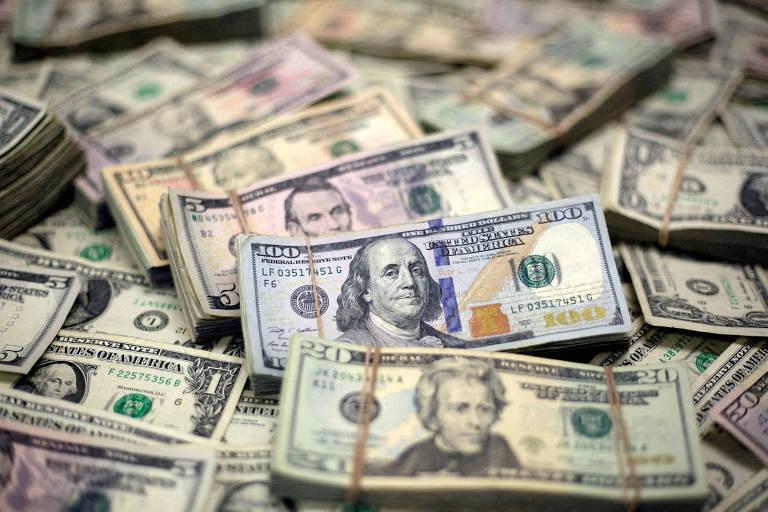 Notas de dólar americano empilhadas