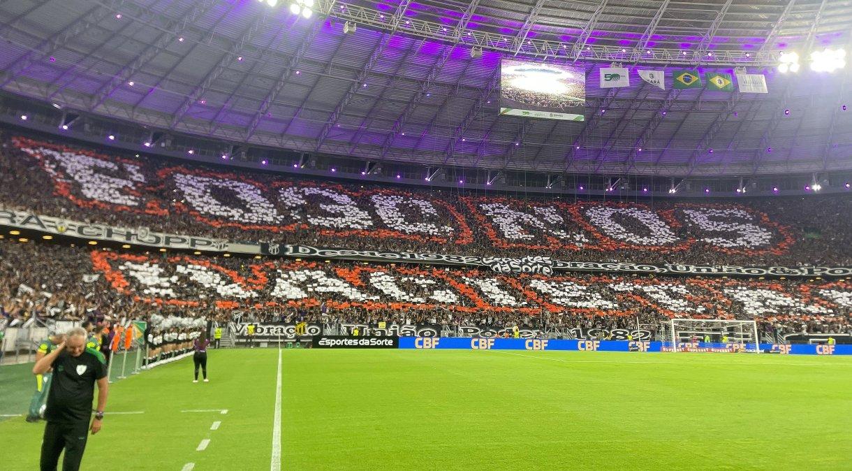 Torcida do Ceará faz mosaico com os dizeres 'Fogo nos racistas' antes de jogo contra América-MG.