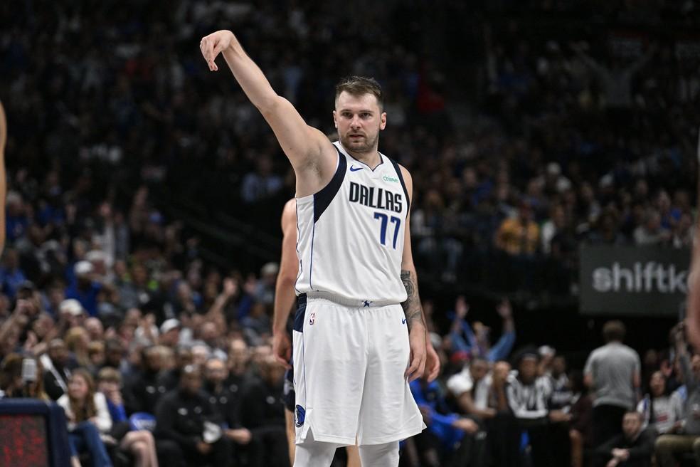 Luka Doncic após marcar cesta quase do meio da quadra contra o Orlando Magic na NBA