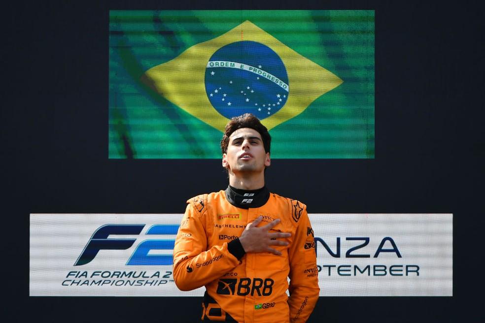 Gabriel Bortoleto no pódio da F2 na Itália após vencer corrida principal