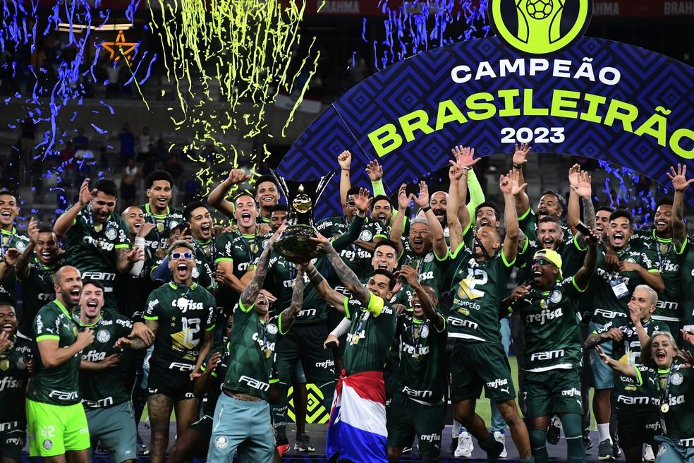 Gustavo Gómez, capitão do Palmeiras, levanta a taça de campeão brasileiro