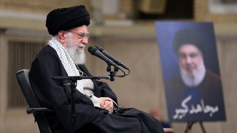 Líder supremo do Irã, Ayatollah Ali Khamenei, fala à imprensa durante encontro em Teerã.