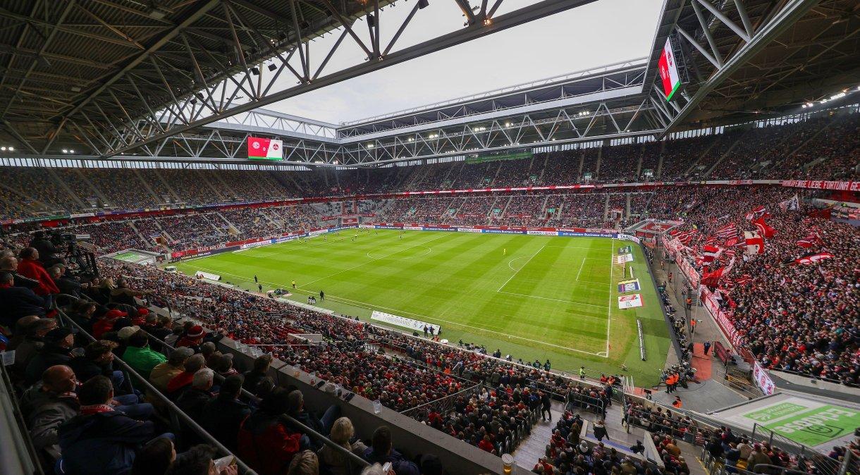 Düsseldorf Arena, em Düsseldorf, tem capacidade para 47.000 pessoas