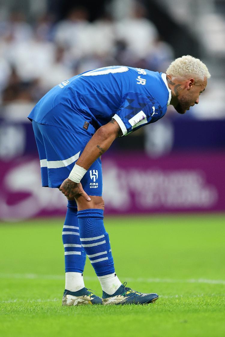 Neymar sente lesão durante jogo entre Al-Hilal e Esteghlal pela Champions League da Ásia.