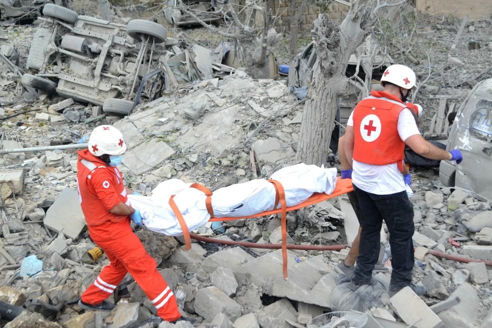 Equipe da Cruz Vermelha retira corpo de local bombardeado por Israel em Aito, no norte do Líbano