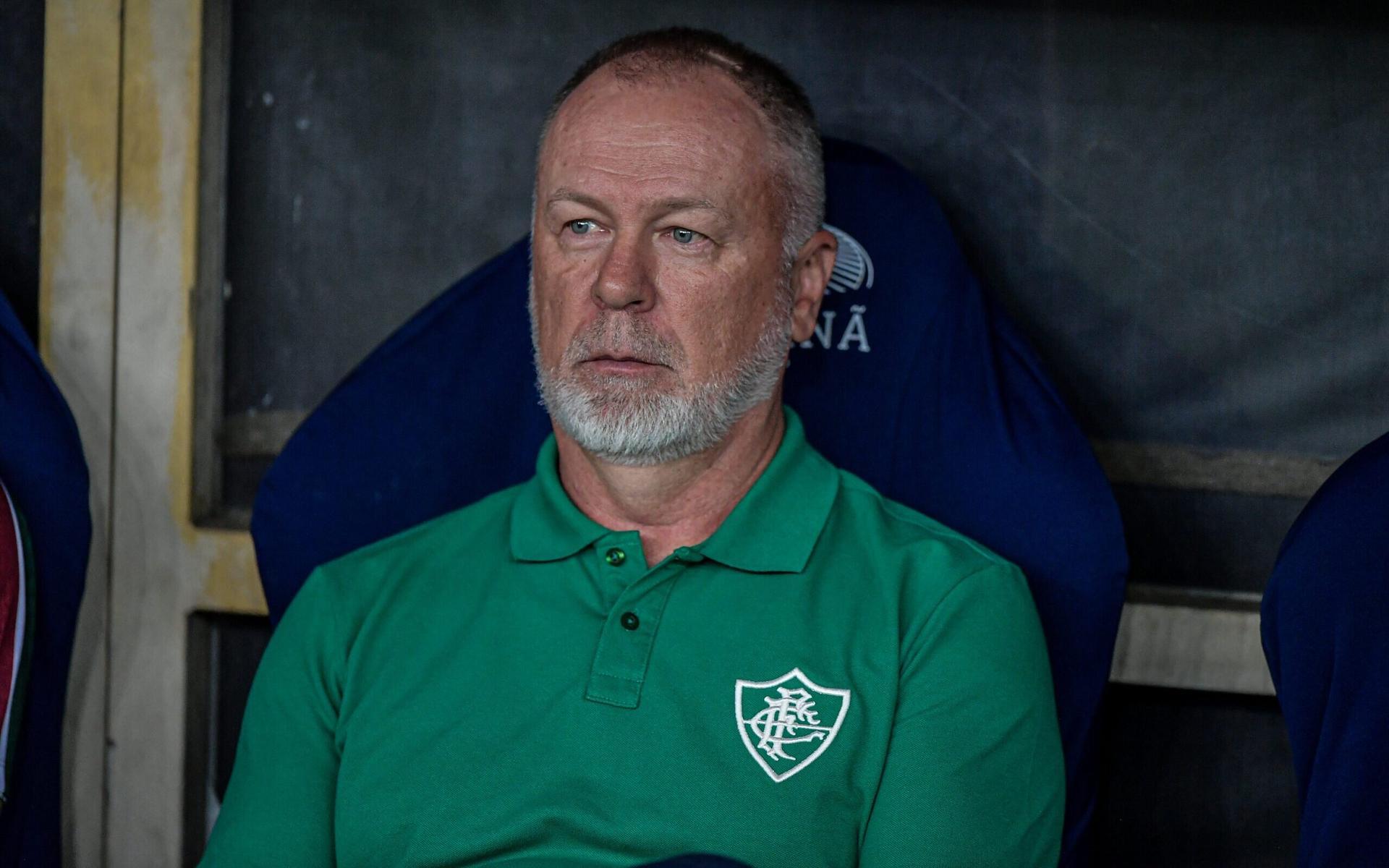 Mano Menezes no banco do Fluminense durante o jogo contra o Grêmio