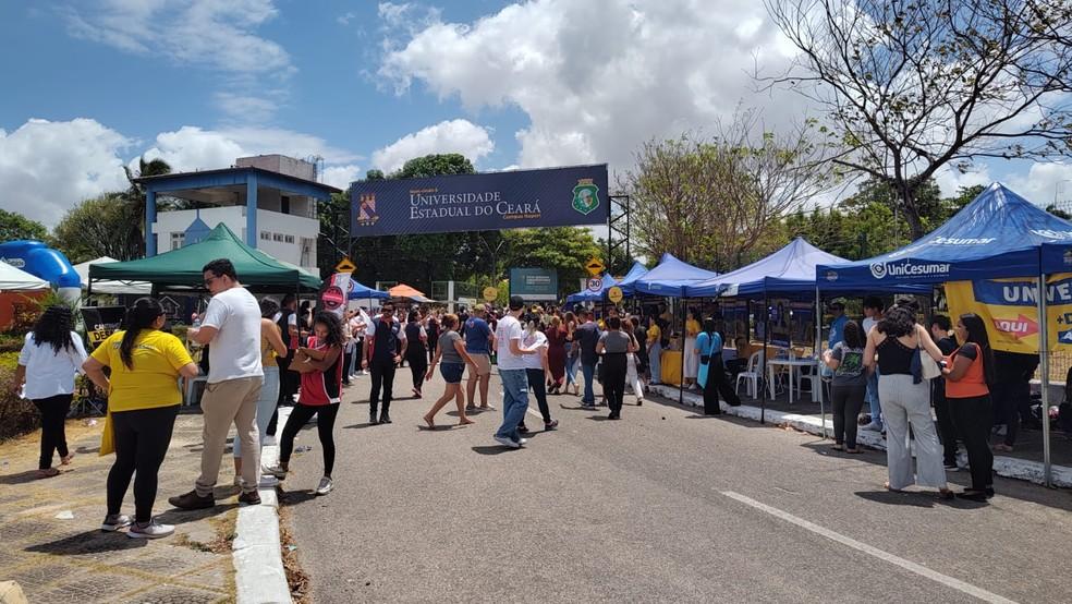 Estudantes chegam para o primeiro dia do Enem no campus do Itaperi da Universidade Estadual do Ceará, em Fortaleza.